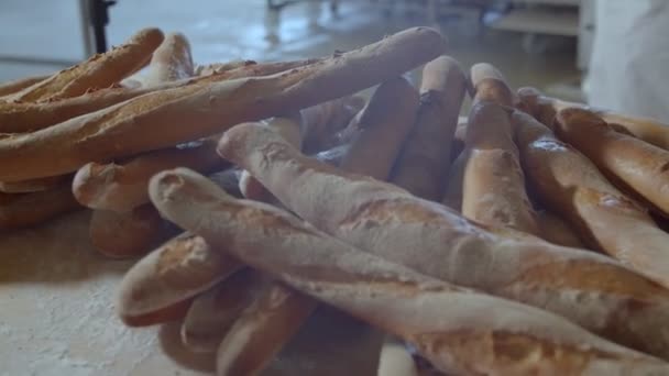 Колекція Свіжих Запечених Хлібів Знаходиться Дерев Яних Полицях Візка Пекарні — стокове відео