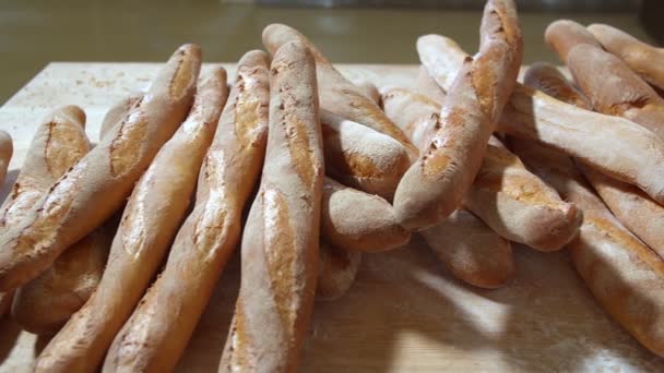 Verzameling Van Vers Gebakken Brood Ligt Houten Planken Van Een — Stockvideo