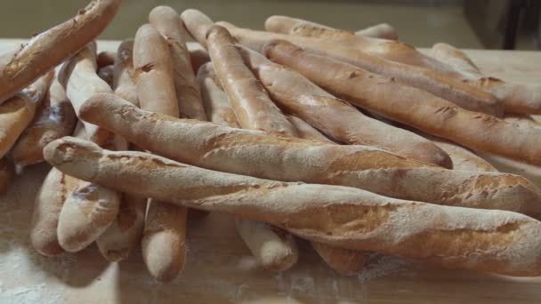 Verzameling Van Vers Gebakken Brood Ligt Houten Planken Van Een — Stockvideo