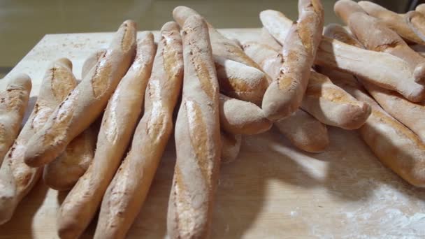 Колекція Свіжих Запечених Хлібів Знаходиться Дерев Яних Полицях Візка Пекарні — стокове відео