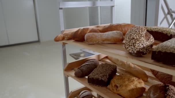 Verzameling Van Vers Gebakken Brood Wordt Vervoerd Een Kar Met — Stockvideo