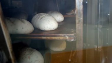 Kurutulmuş kayısılı üzümlü ekmekler büyük bir fırının içinde, yemek pişirme işlemi devam ederken bir arabada dönüyorlar..