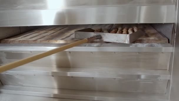 Свежие Запеченные Багеты Достают Большой Печи Используя Большую Металлическую Лопату — стоковое видео