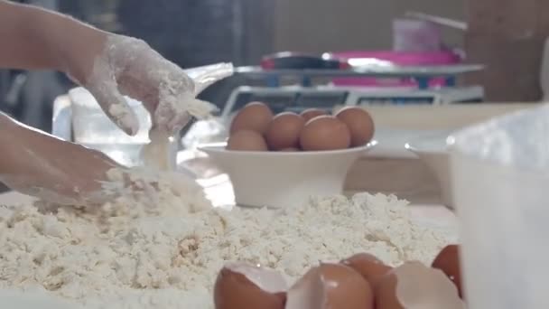 Gros Plan Mélanger Les Œufs Dans Tas Farine Sur Table — Video