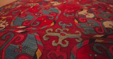 Özbekistan 'daki Semerkant halılarının süs ve desenlerine yakın çekim. Klasik teknolojiye göre üretildi.