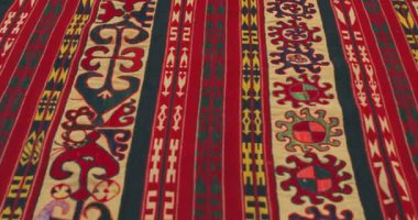 Semerkand halısı el yapımıdır, antik klasik teknolojilere göre yapılmıştır. Ulusal desenler ve süslemelerle kaplıdır. Özbekistan.