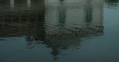 Eski kompleks emirlerin yazlık sitorai Mohi Xosa havzasındaki yansıma. Eski Buhara, Özbekistan.