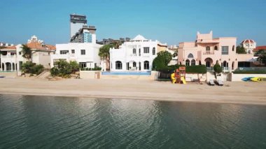 Bir İHA Dubai 'de yüzme havuzu olan lüks bir özel villanın önünde uçuyor. Yavaş Hareket.