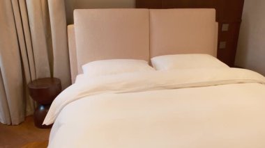 Dubai 'de şık ve pahalı bir villada, güneş ışığıyla aydınlatılmış bir yatak odası. Yavaş Hareket