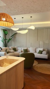 Dubai 'de pahalı bir özel villada oturma odası. Panoramik pencerelerden güneş ışığı alıyor. Yavaş Hareket.