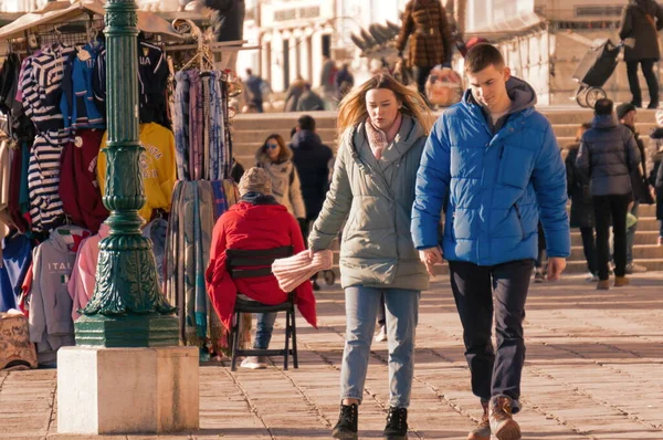 Venezia Italia Gennaio 2019 Una Giovane Coppia Passa Davanti Negozio — Foto Stock