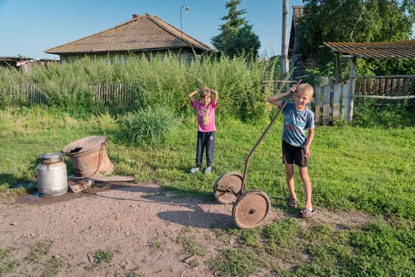 Мальчик Девочка Подошли Сельской Колонне Телегой Фляжкой Воды — стоковое фото