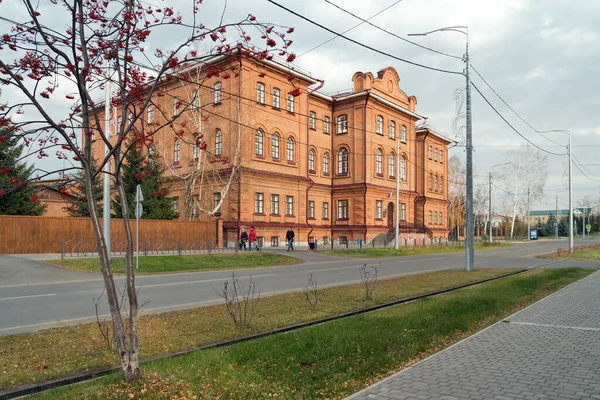 Yeniseisk Krasnoyarsk Territory 2019年10月13日 現在の中等学校であるYenisei男子体育館 1886年 の古い建物の眺め 京都マノフにちなんで名付けられた — ストック写真