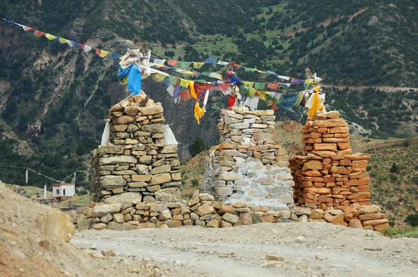 Eski Budist koroları Nepal 'deki Yukarı Mustang Krallığının dağlarında renkli bayraklarla süslenmiştir..
