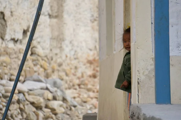 Little Nepalese Girl Looks Out Door Residential Stone House Settlement — Stock Photo, Image
