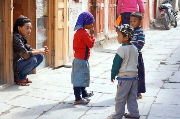 Children Tibetan Ethnicity Walk Cobbled Sidewalk City Street Sunny Day — Stock Photo, Image