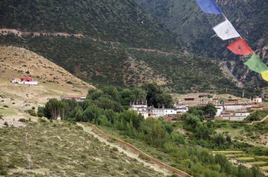 Dağların eteklerindeki Nepal köyü Samar 'ın, Yukarı Mustang Krallığı' na doğru yürürken manzarası..
