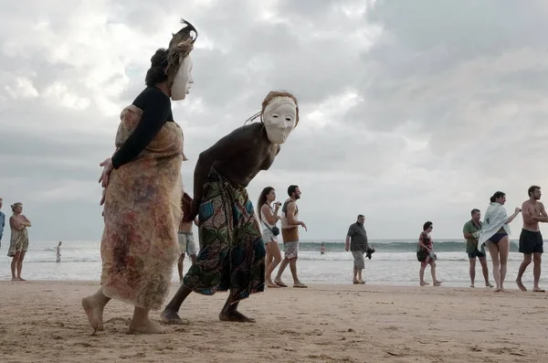 Hikkaduwa Sri Lanka December 2015 Costumed People White Masks Walk — Stock Photo, Image