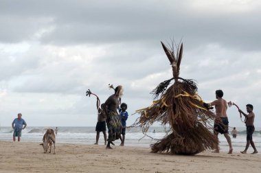 Hikkaduwa, Sri Lanka - 10 Aralık 2015: İnsanlar güzel hava ve balık tutma töreni sırasında okyanusun kıyısındaki kumlu bir sahilde Straw Dummy ile dans ediyorlar.