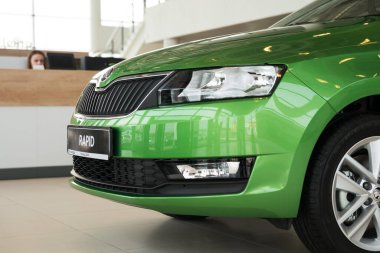 Krasnoyarsk, Krasnoyarsk Bölgesi, RF - 23 Mart 2019: Yeni yeşil arabanın önü arka planda resepsiyonu olan bir araba galerisinin galerisinde duruyor.