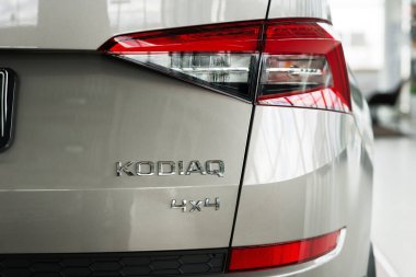 Krasnoyarsk, Krasnoyarsk Bölgesi, RF - 12 Nisan 2019: Kırmızı arka farları olan parlak yeni bir arabanın arkası.