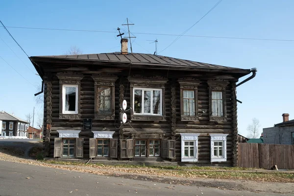 Yeniseisk, Krasnoyarsk Territory, RF - October 12, 2019: Two-story log house built in the 2 half of the 19th century, the Bolshevik Ada Lebedeva lived in it in 1905-1906, what is written on the table. — Stock Image Yeniseisk Krasnoyarsk Territory October 2019 Two Story Log House Built Stock Image