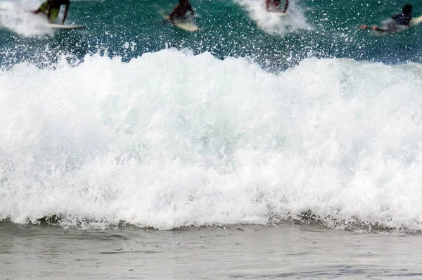 Mousse Provenant Une Grande Vague Mer Avec Des Surfeurs Arrière — Photo