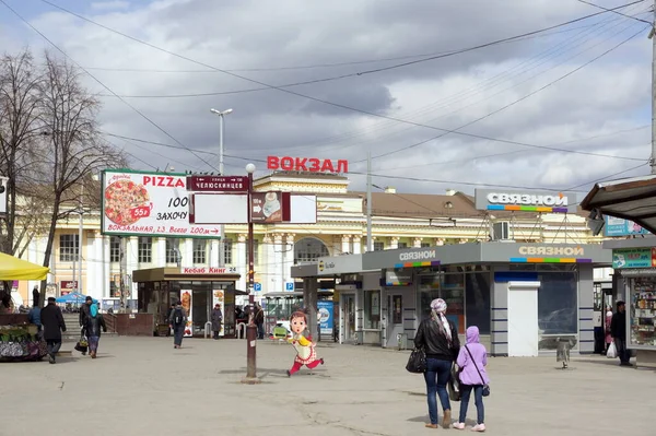 叶卡捷琳堡 Sverdlovsk地区 2015年4月11日 车站广场上的贸易亭 在阴天 人们在车站前行走 1914年 — 图库照片