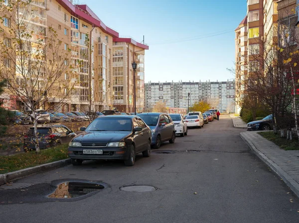 Krasnoyarsk Regione Krasnoyarsk Ottobre 2018 Autovetture Sono Parcheggiate Tra Edifici — Foto Stock
