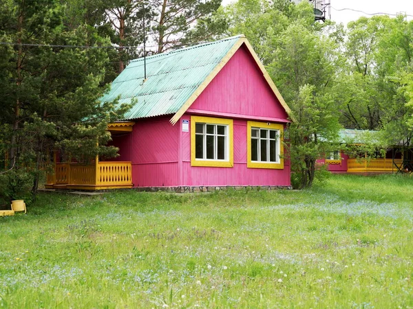 夏の日には庭に小さな木造の迎賓館が立ち並ぶ — ストック写真