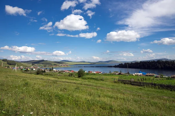 Parnaya Pueblo Está Situado Orilla Del Lago Bolshoye Día Soleado — Foto de Stock