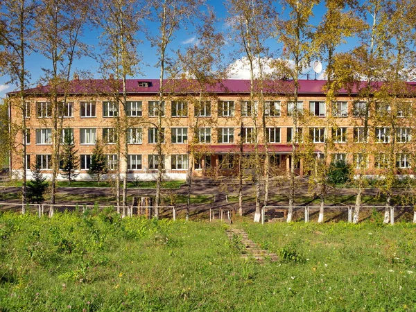 학교의 전면은 여름날 파르나야 마을에 포플러 숨겨져 크라스노야르스크 지역입니다 러시아 — 스톡 사진