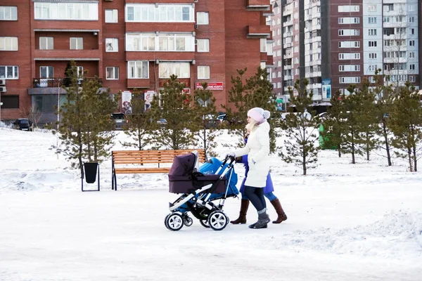 Krasnoyarsk Krasnoyarsk Region January 2017 Two Young Mothers Walk Children — Stock Photo, Image