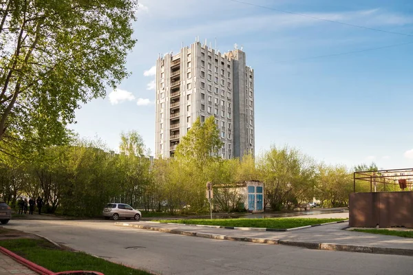 Una Vista Del Edificio Administración Achinsk Que Eleva Por Encima — Foto de Stock