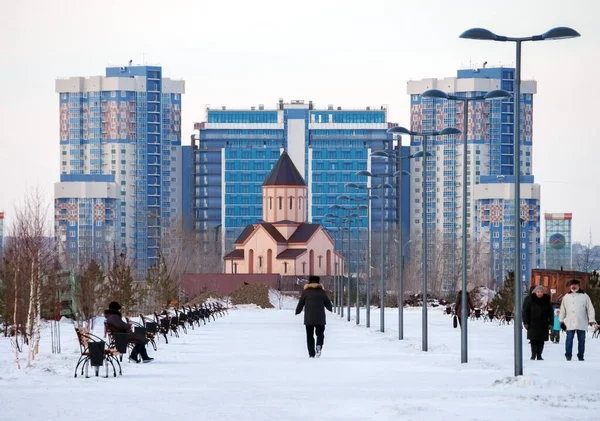 Krasnojarsk Krasnojarsk Region Januari 2017 Folk Vilar Parken Mot Bakgrund — Stockfoto