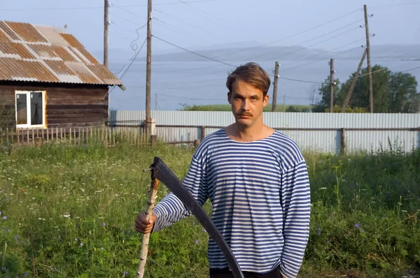 Een Man Met Een Snor Een Gestreept Vest Staat Met — Stockfoto