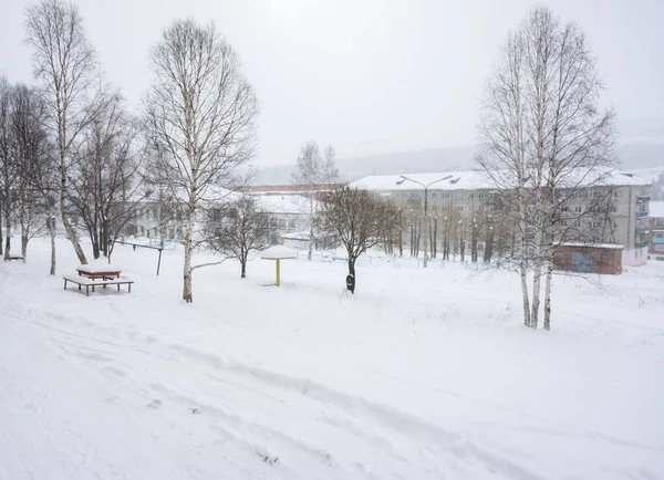 Edifici Residenziali Durante Una Nevicata Nel Villaggio Lavoro Minerario Belogorsk — Foto Stock