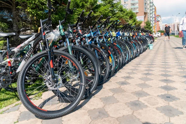 Krasnoyarsk Krasnoyarsk Region July 2021 Bicycles Stand Row Cobbled Sidewalk — Stock Photo, Image