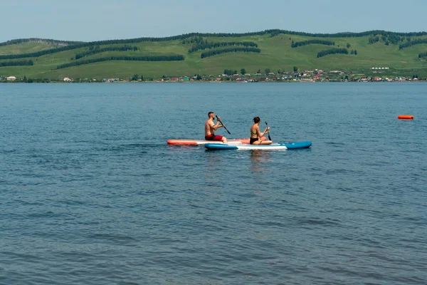 Parnaia Distrito Sharypovskiy Región Krasnoyarsk Julio 2021 Una Pareja Joven — Foto de Stock