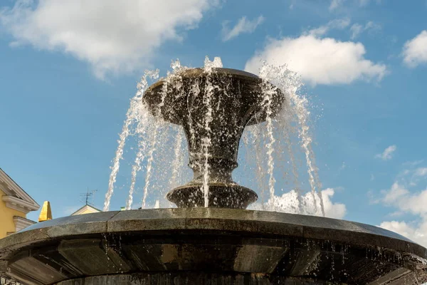 Water Pours Bowl Black Marble Fountain Blue Sky Small Clouds — Stock Photo, Image