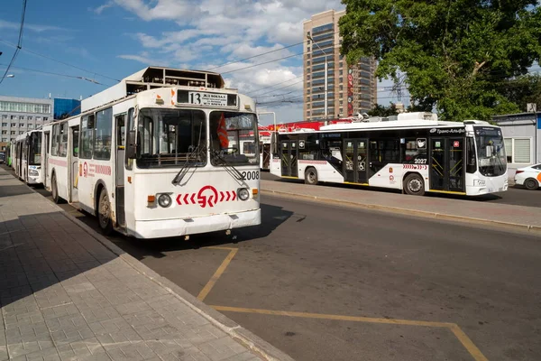 Krasnoyarsk Regione Krasnoyarsk Luglio 2021 Filobus Bianchi Aspettano Passeggeri Una — Foto Stock