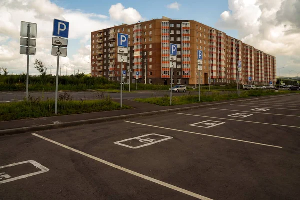 크라스노야르스크 크라스노야르스크 2021 표지판 인들을 주차장 주거용 건물의 배경에 아스팔트 — 스톡 사진