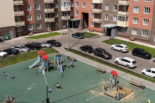 크라스노야르스크 크라스노야르스크 2021 주거용 아파트 건물의 안마당에 운동장 주차장의 꼭대기 — 스톡 사진
