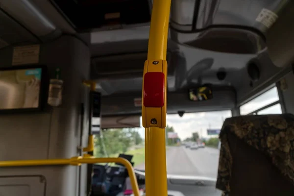 Knapp För Kommunikation Med Föraren Ledstångsstället Passagerarutrymmet Stadens Allmänna Buss — Stockfoto