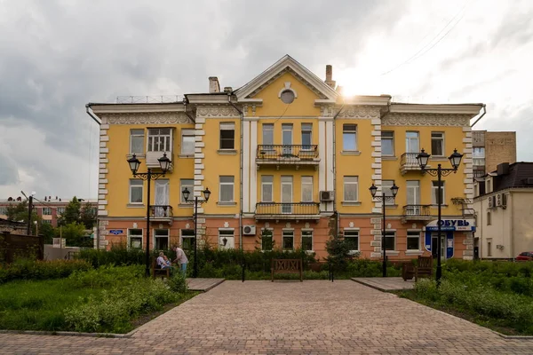 Krasnoyarsk Região Krasnoyarsk Julho 2021 Pessoas Sentam Banco Perto Edifício — Fotografia de Stock
