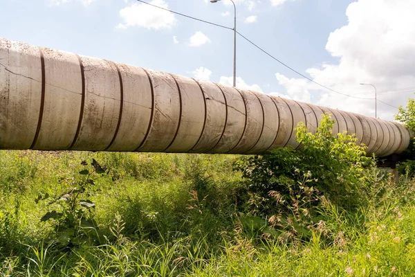 Die Erdleitung Der Städtischen Heizzentrale Des Fernwärmenetzes Auf Einer Stahlbetonstütze — Stockfoto