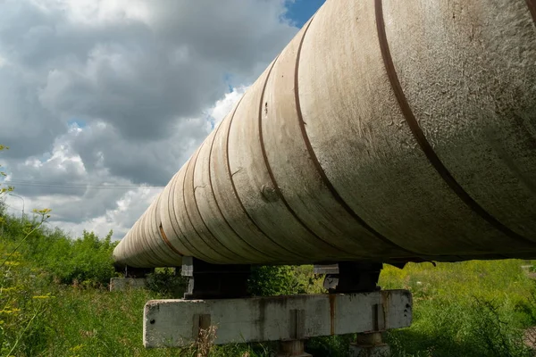 Del Rörledningen Markvärmenätet Huvudvärmenätet Ett Armerat Betongstöd Bland Gräset Solig — Stockfoto