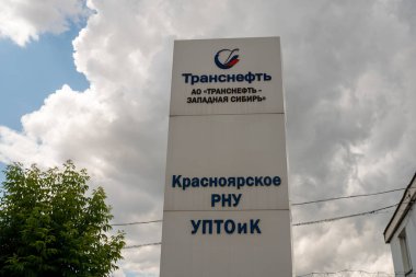 Krasnoyarsk, Krasnoyarsk Bölgesi, RF - 20 Temmuz 2021: Logolu bir kalkan, kısaltma ve Rusça bir isim - JSC Transneft petrol boru hattı bölümü - Batı Sibirya.
