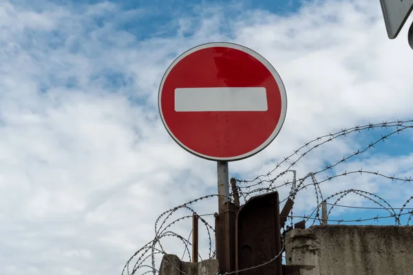 Ingen Entré Vägskylt Ligger Ett Betongstaket Med Taggtråd Mot Bakgrunden — Stockfoto