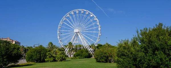 Panorama da roda gigante branca grande em Olbia Sardenha Park contra o céu azul — Fotografia de Stock